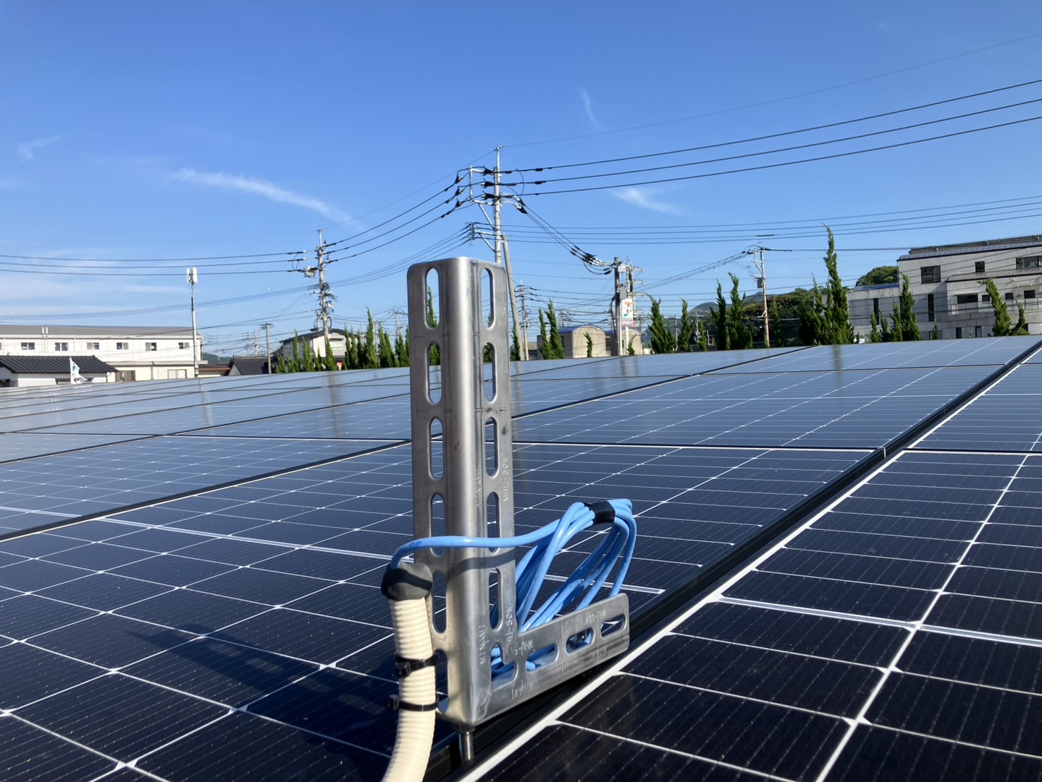 太陽光発電監視カメラ用LANケーブル配線・架台取付