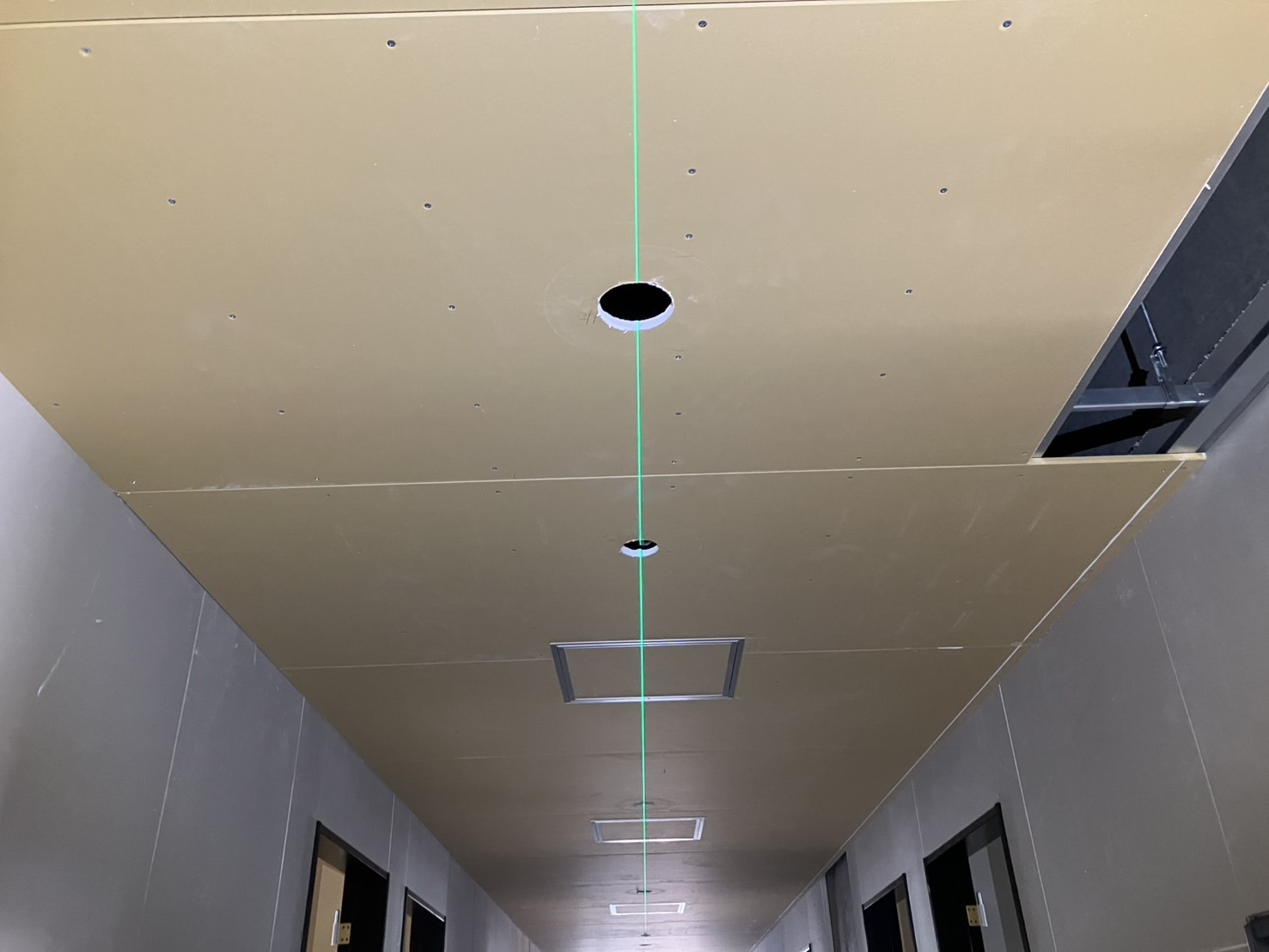 武雄市某ホテル　ダウンライト用ボード開口状況