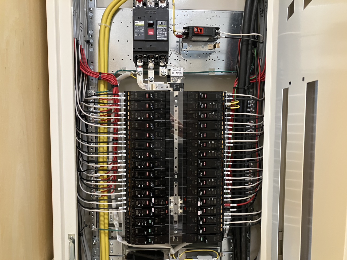 伊万里市某保育園新築工事分電盤結線状況