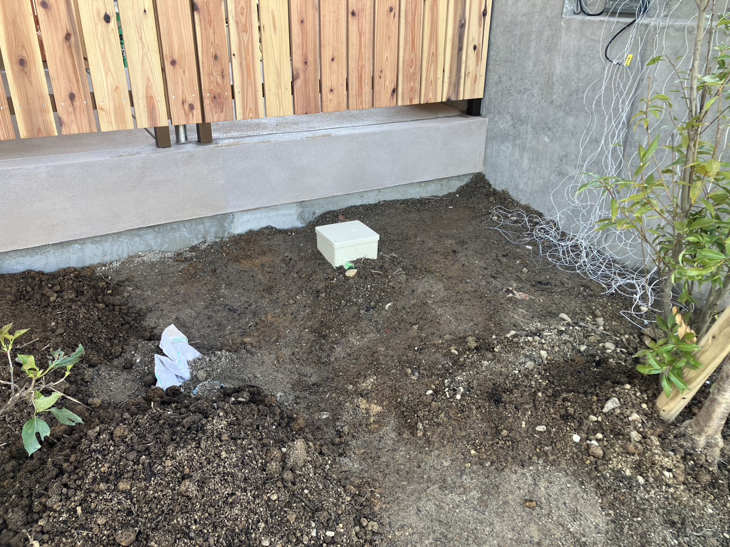 伊万里市庭園灯用中継プルボックス設置工事