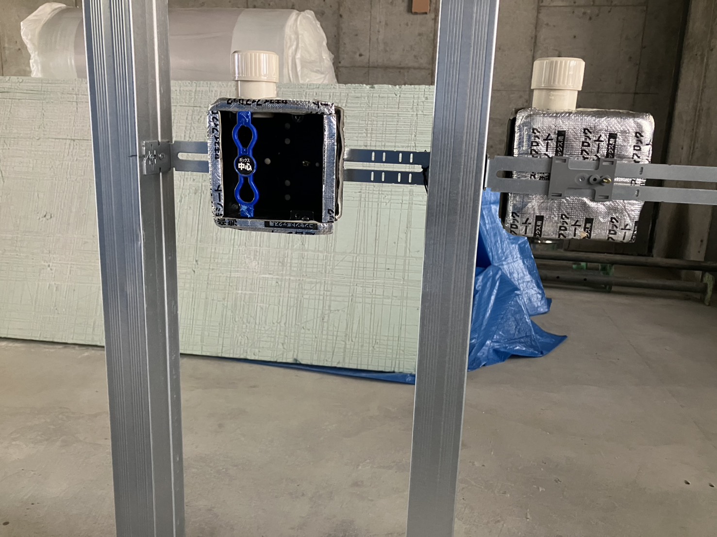 伊万里市ホテル新築工事で遮音ボックス取り付け中